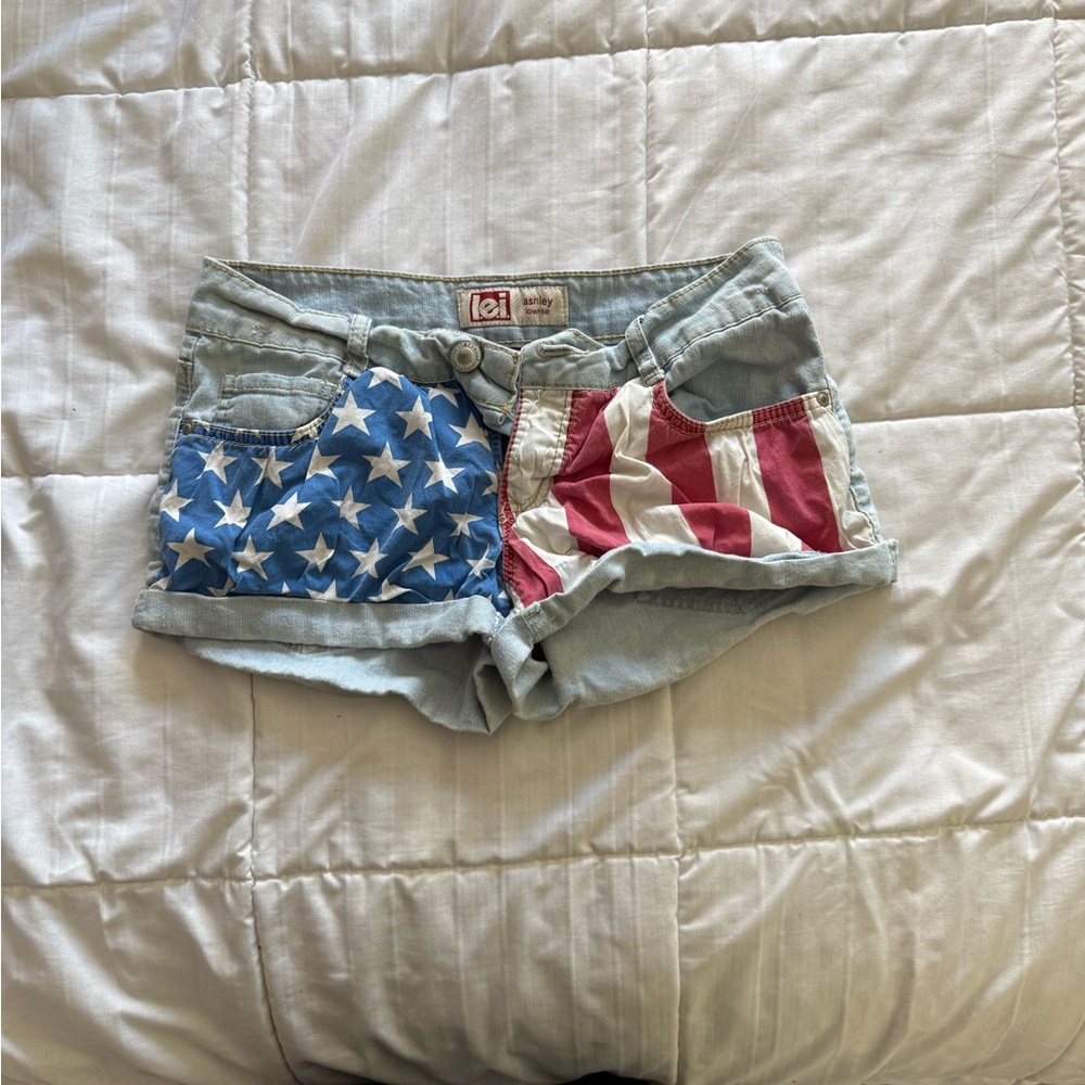 L.E.I Flag Denim Shorts

Bin 1